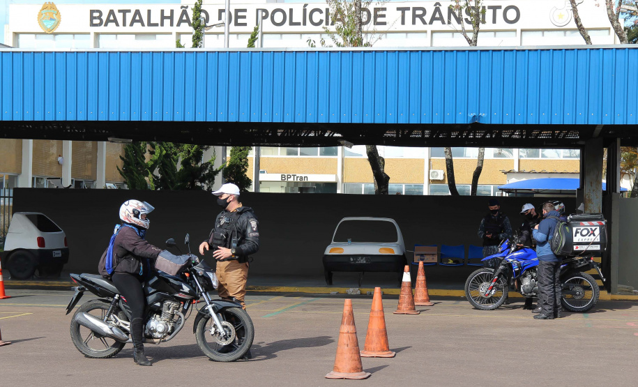 O Batalhão de Polícia de Trânsito (BPTran) e o Departamento de Trânsito do Paraná (Detran-PR) , juntamente com outros órgãos ligados ao trânsito urbano, promoveram uma manhã de instrução gratuita para quem usa a moto como ferramenta de trabalho.
Foto: Alessandro Vieira/AEN