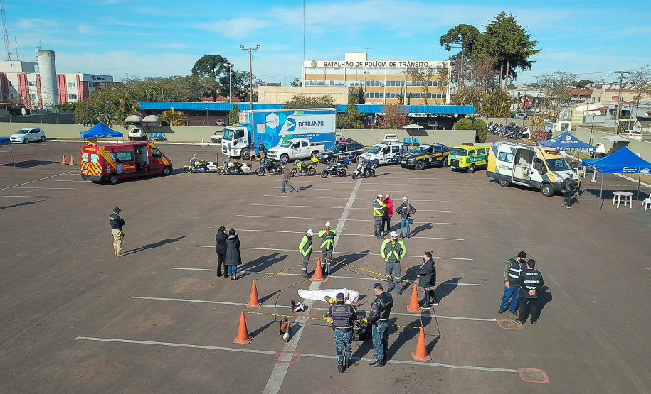 O Batalhão de Polícia de Trânsito (BPTran) e o Departamento de Trânsito do Paraná (Detran-PR) , juntamente com outros órgãos ligados ao trânsito urbano, promoveram uma manhã de instrução gratuita para quem usa a moto como ferramenta de trabalho.
Foto: Alessandro Vieira/AEN