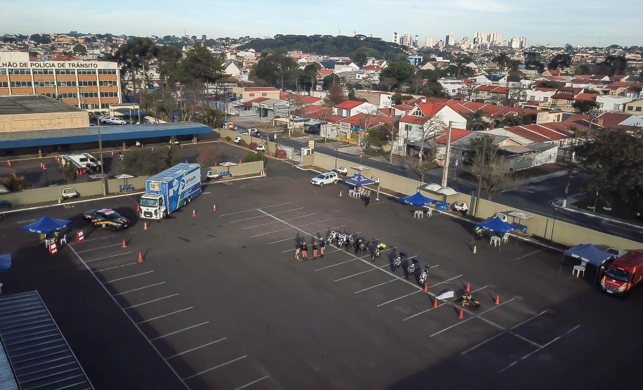 O Batalhão de Polícia de Trânsito (BPTran) e o Departamento de Trânsito do Paraná (Detran-PR) , juntamente com outros órgãos ligados ao trânsito urbano, promoveram uma manhã de instrução gratuita para quem usa a moto como ferramenta de trabalho.
Foto: Alessandro Vieira/AEN