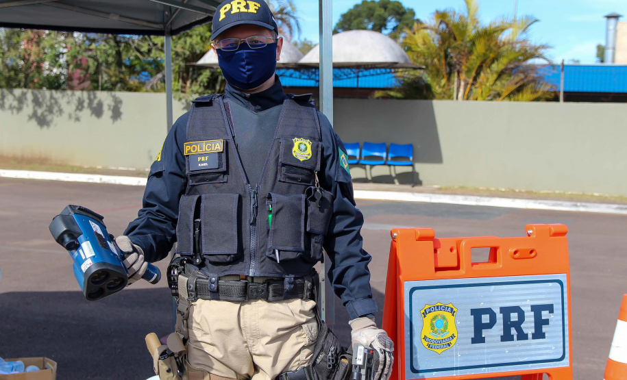 O Batalhão de Polícia de Trânsito (BPTran) e o Departamento de Trânsito do Paraná (Detran-PR) , juntamente com outros órgãos ligados ao trânsito urbano, promoveram uma manhã de instrução gratuita para quem usa a moto como ferramenta de trabalho.
Foto: Alessandro Vieira/AEN