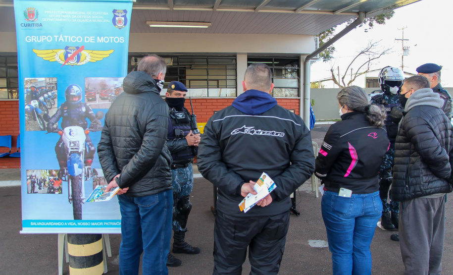 O Batalhão de Polícia de Trânsito (BPTran) e o Departamento de Trânsito do Paraná (Detran-PR) , juntamente com outros órgãos ligados ao trânsito urbano, promoveram uma manhã de instrução gratuita para quem usa a moto como ferramenta de trabalho.
Foto: Alessandro Vieira/AEN