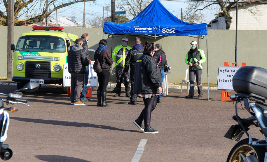 O Batalhão de Polícia de Trânsito (BPTran) e o Departamento de Trânsito do Paraná (Detran-PR) , juntamente com outros órgãos ligados ao trânsito urbano, promoveram uma manhã de instrução gratuita para quem usa a moto como ferramenta de trabalho.
Foto: Alessandro Vieira/AEN