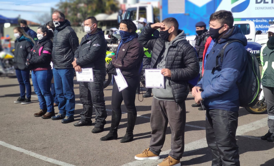 O Batalhão de Polícia de Trânsito (BPTran), juntamente com outros órgãos ligados ao trânsito urbano, promoveu uma manhã de instrução gratuita para motoboys e motofretistas no sábado (31/07). O projeto Trampo Seguro foi desenvolvido para que os usuários de motos conheçam melhor o veículo, as habilidades de condução para evitar acidentes e a legislação de trânsito. Foto: BPTRAN