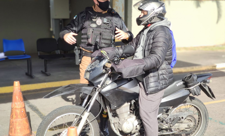 O Batalhão de Polícia de Trânsito (BPTran), juntamente com outros órgãos ligados ao trânsito urbano, promoveu uma manhã de instrução gratuita para motoboys e motofretistas no sábado (31/07). O projeto Trampo Seguro foi desenvolvido para que os usuários de motos conheçam melhor o veículo, as habilidades de condução para evitar acidentes e a legislação de trânsito. Foto: BPTRAN