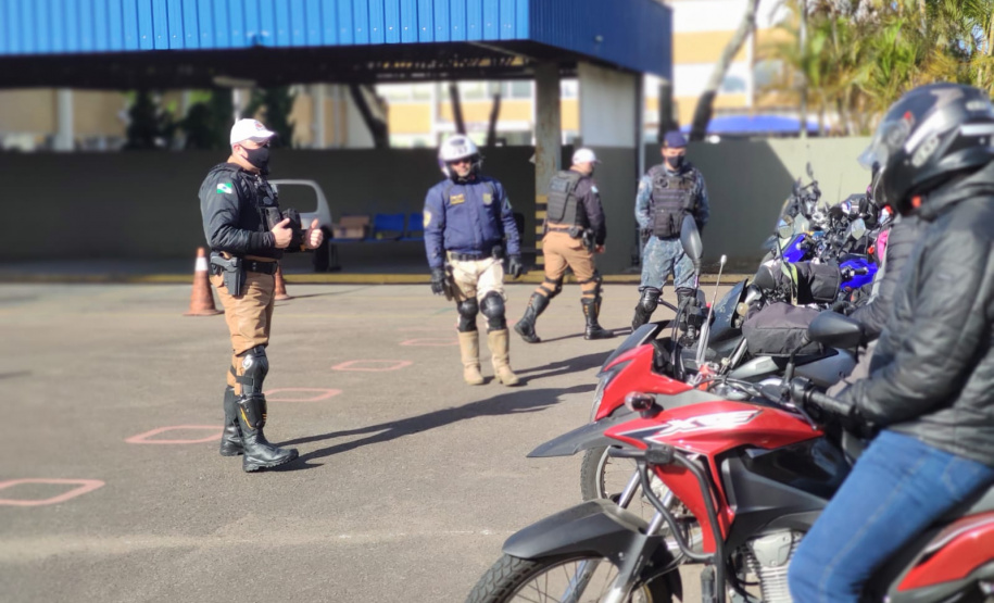 O Batalhão de Polícia de Trânsito (BPTran), juntamente com outros órgãos ligados ao trânsito urbano, promoveu uma manhã de instrução gratuita para motoboys e motofretistas no sábado (31/07). O projeto Trampo Seguro foi desenvolvido para que os usuários de motos conheçam melhor o veículo, as habilidades de condução para evitar acidentes e a legislação de trânsito. Foto: BPTRAN