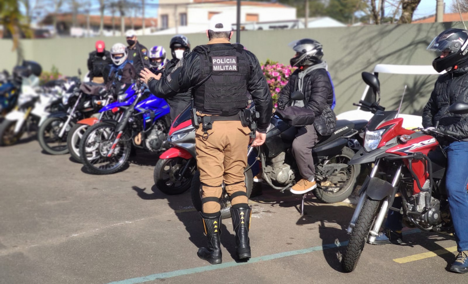 O Batalhão de Polícia de Trânsito (BPTran), juntamente com outros órgãos ligados ao trânsito urbano, promoveu uma manhã de instrução gratuita para motoboys e motofretistas no sábado (31/07). O projeto Trampo Seguro foi desenvolvido para que os usuários de motos conheçam melhor o veículo, as habilidades de condução para evitar acidentes e a legislação de trânsito. Foto: BPTRAN