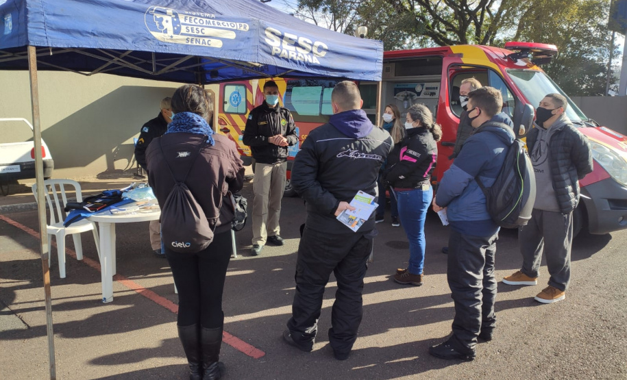 O Batalhão de Polícia de Trânsito (BPTran), juntamente com outros órgãos ligados ao trânsito urbano, promoveu uma manhã de instrução gratuita para motoboys e motofretistas no sábado (31/07). O projeto Trampo Seguro foi desenvolvido para que os usuários de motos conheçam melhor o veículo, as habilidades de condução para evitar acidentes e a legislação de trânsito. Foto: BPTRAN