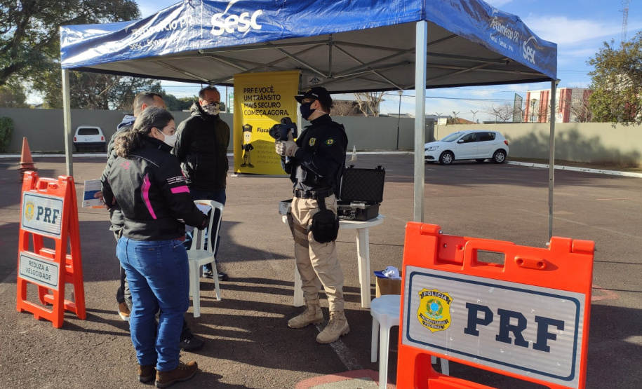 O Batalhão de Polícia de Trânsito (BPTran), juntamente com outros órgãos ligados ao trânsito urbano, promoveu uma manhã de instrução gratuita para motoboys e motofretistas no sábado (31/07). O projeto Trampo Seguro foi desenvolvido para que os usuários de motos conheçam melhor o veículo, as habilidades de condução para evitar acidentes e a legislação de trânsito. Foto: BPTRAN
