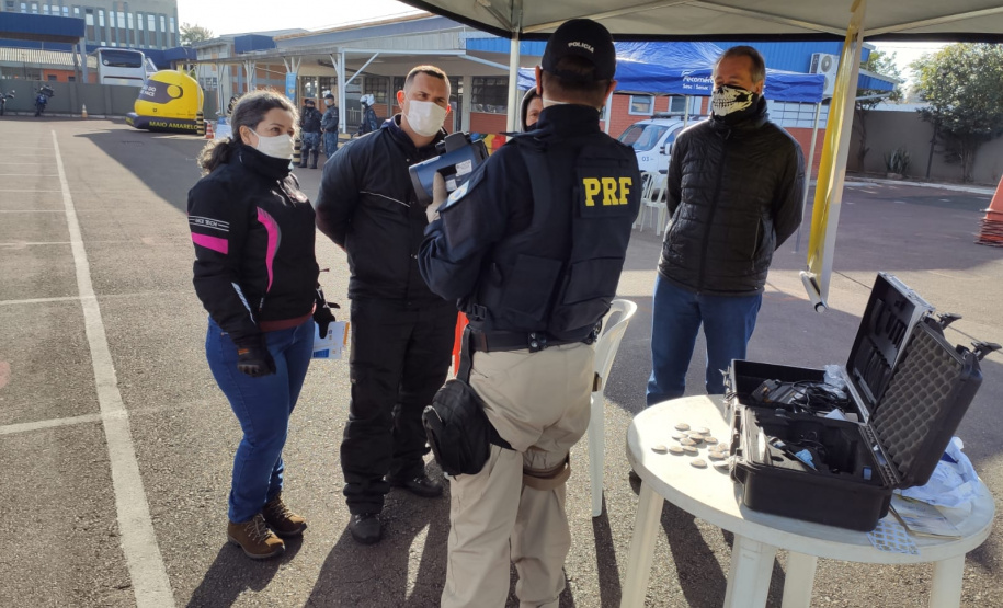 O Batalhão de Polícia de Trânsito (BPTran), juntamente com outros órgãos ligados ao trânsito urbano, promoveu uma manhã de instrução gratuita para motoboys e motofretistas no sábado (31/07). O projeto Trampo Seguro foi desenvolvido para que os usuários de motos conheçam melhor o veículo, as habilidades de condução para evitar acidentes e a legislação de trânsito. Foto: BPTRAN