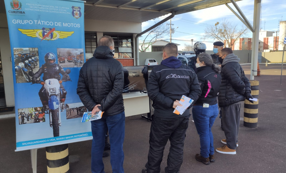 O Batalhão de Polícia de Trânsito (BPTran), juntamente com outros órgãos ligados ao trânsito urbano, promoveu uma manhã de instrução gratuita para motoboys e motofretistas no sábado (31/07). O projeto Trampo Seguro foi desenvolvido para que os usuários de motos conheçam melhor o veículo, as habilidades de condução para evitar acidentes e a legislação de trânsito. Foto: BPTRAN