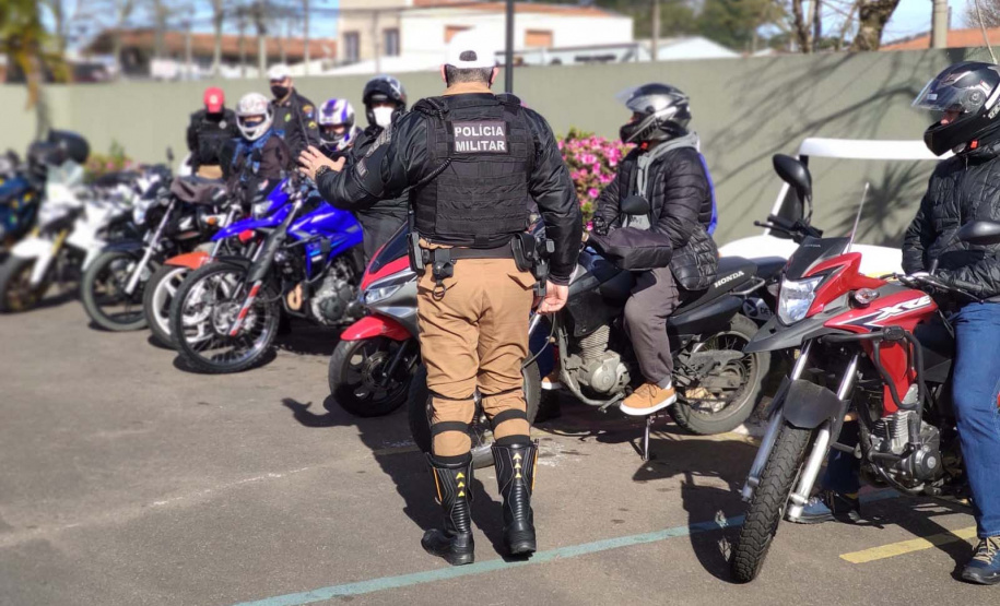 O Batalhão de Polícia de Trânsito (BPTran), juntamente com outros órgãos ligados ao trânsito urbano, promoveu uma manhã de instrução gratuita para motoboys e motofretistas no sábado (31/07). O projeto Trampo Seguro foi desenvolvido para que os usuários de motos conheçam melhor o veículo, as habilidades de condução para evitar acidentes e a legislação de trânsito. Foto: BPTRAN