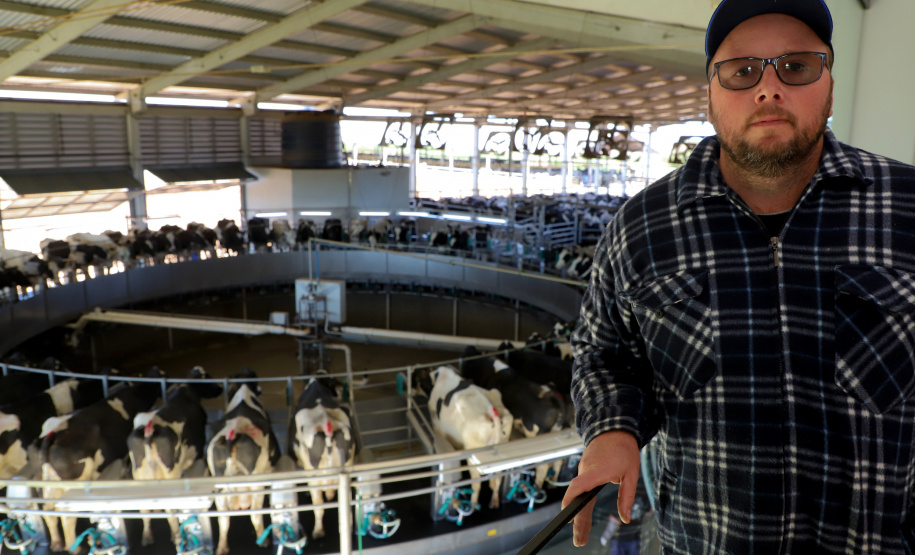 Tecnologia amplia eficiência e faz de Castro referência nacional na produção de leite. Arkafla. Na foto,  Armando Carvalho. Foto: Ari Dias/AEN