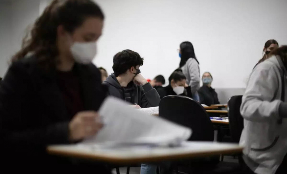 Aconteceu neste domingo (1°) o Vestibular da Unioeste 2021. As provas foram realizadas em sete cidades simultaneamente ? Cascavel, Curitiba, Foz do Iguaçu, Francisco Beltrão, Marechal Cândido Rondon, Maringá,  e Toledo. Dos 10766 inscritos, 2.484 dos candidatos não compareceram aos locais de provas, uma abstenção de 23,07%.  -  Cascavel, 02/08/2021  -  Foto: Victor Hugo Ribas Jr