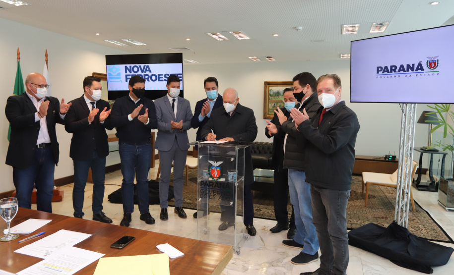 Pec Nova Ferroeste O governador Carlos Massa Ratinho Junior recebe o presidente da Assembleia Legislativa do Paraná, deputado estadual Ademar Traiano, para promulgacão da PEC da Nova Ferroeste. Curitiba, 2/08/2021. Foto: Geraldo Bubniak/AEN