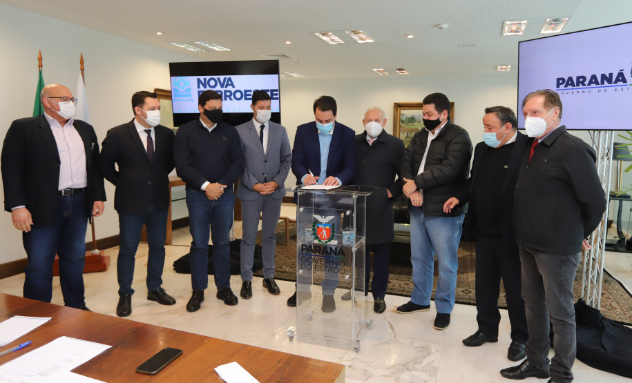Pec Nova Ferroeste O governador Carlos Massa Ratinho Junior recebe o presidente da Assembleia Legislativa do Paraná, deputado estadual Ademar Traiano, para promulgacão da PEC da Nova Ferroeste. Curitiba, 2/08/2021. Foto: Geraldo Bubniak/AEN