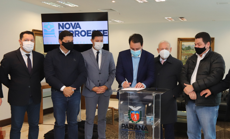 Pec Nova Ferroeste O governador Carlos Massa Ratinho Junior recebe o presidente da Assembleia Legislativa do Paraná, deputado estadual Ademar Traiano, para promulgacão da PEC da Nova Ferroeste. Curitiba, 2/08/2021. Foto: Geraldo Bubniak/AEN