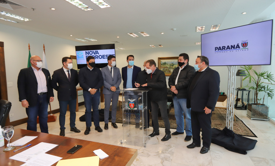 Pec Nova Ferroeste O governador Carlos Massa Ratinho Junior recebe o presidente da Assembleia Legislativa do Paraná, deputado estadual Ademar Traiano, para promulgacão da PEC da Nova Ferroeste. Curitiba, 2/08/2021. Foto: Geraldo Bubniak/AEN