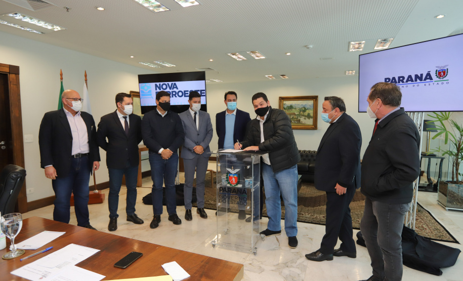 Pec Nova Ferroeste O governador Carlos Massa Ratinho Junior recebe o presidente da Assembleia Legislativa do Paraná, deputado estadual Ademar Traiano, para promulgacão da PEC da Nova Ferroeste. Curitiba, 2/08/2021. Foto: Geraldo Bubniak/AEN