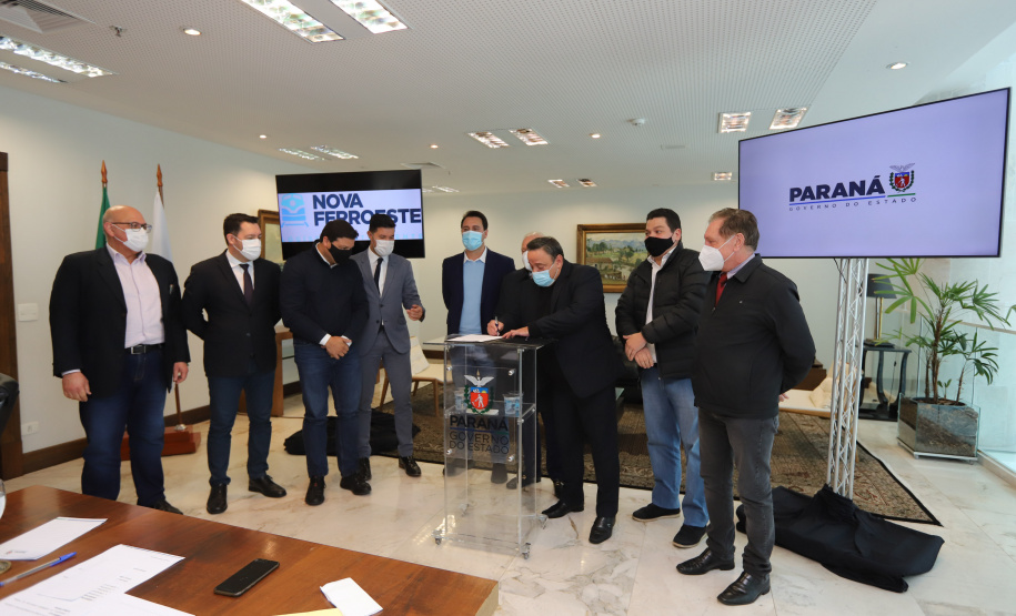 Pec Nova Ferroeste O governador Carlos Massa Ratinho Junior recebe o presidente da Assembleia Legislativa do Paraná, deputado estadual Ademar Traiano, para promulgacão da PEC da Nova Ferroeste. Curitiba, 2/08/2021. Foto: Geraldo Bubniak/AEN