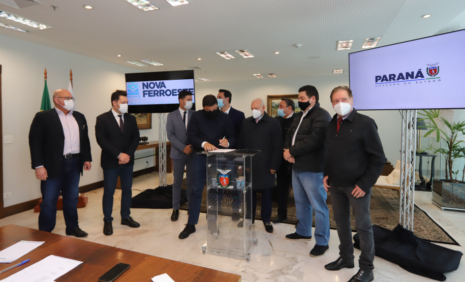 Pec Nova Ferroeste O governador Carlos Massa Ratinho Junior recebe o presidente da Assembleia Legislativa do Paraná, deputado estadual Ademar Traiano, para promulgacão da PEC da Nova Ferroeste. Curitiba, 2/08/2021. Foto: Geraldo Bubniak/AEN