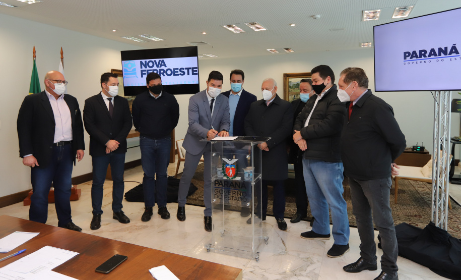 Pec Nova Ferroeste O governador Carlos Massa Ratinho Junior recebe o presidente da Assembleia Legislativa do Paraná, deputado estadual Ademar Traiano, para promulgacão da PEC da Nova Ferroeste. Curitiba, 2/08/2021. Foto: Geraldo Bubniak/AEN