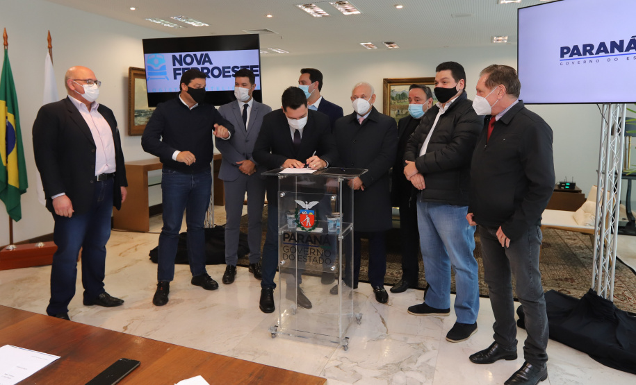 Pec Nova Ferroeste O governador Carlos Massa Ratinho Junior recebe o presidente da Assembleia Legislativa do Paraná, deputado estadual Ademar Traiano, para promulgacão da PEC da Nova Ferroeste. Curitiba, 2/08/2021. Foto: Geraldo Bubniak/AEN