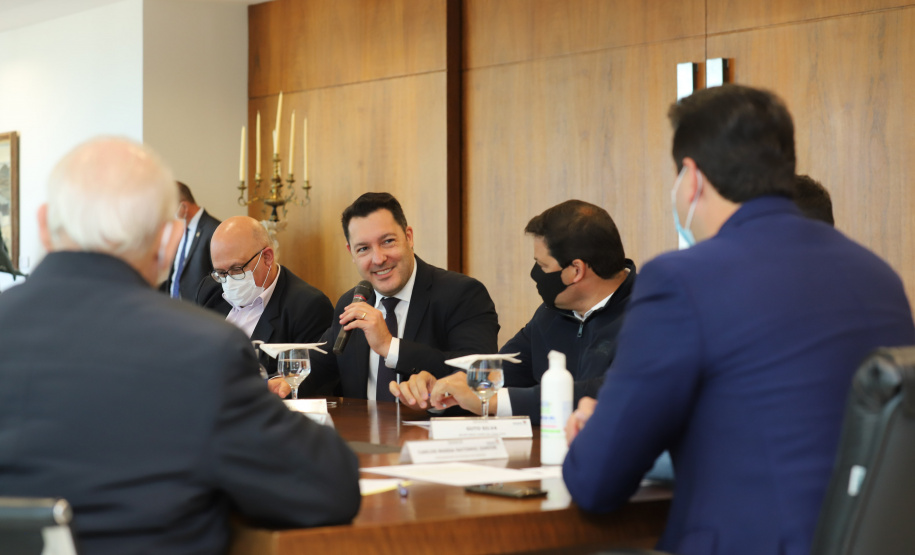 Pec Nova Ferroeste O governador Carlos Massa Ratinho Junior recebe o presidente da Assembleia Legislativa do Paraná, deputado estadual Ademar Traiano, para promulgacão da PEC da Nova Ferroeste. Curitiba, 2/08/2021. Foto: Geraldo Bubniak/AEN