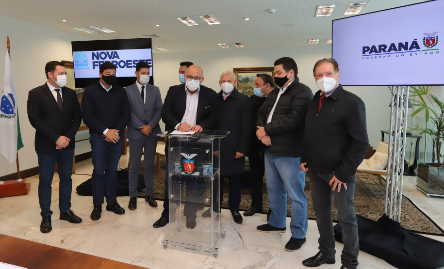 Pec Nova Ferroeste O governador Carlos Massa Ratinho Junior recebe o presidente da Assembleia Legislativa do Paraná, deputado estadual Ademar Traiano, para promulgacão da PEC da Nova Ferroeste. Curitiba, 2/08/2021. Foto: Geraldo Bubniak/AEN