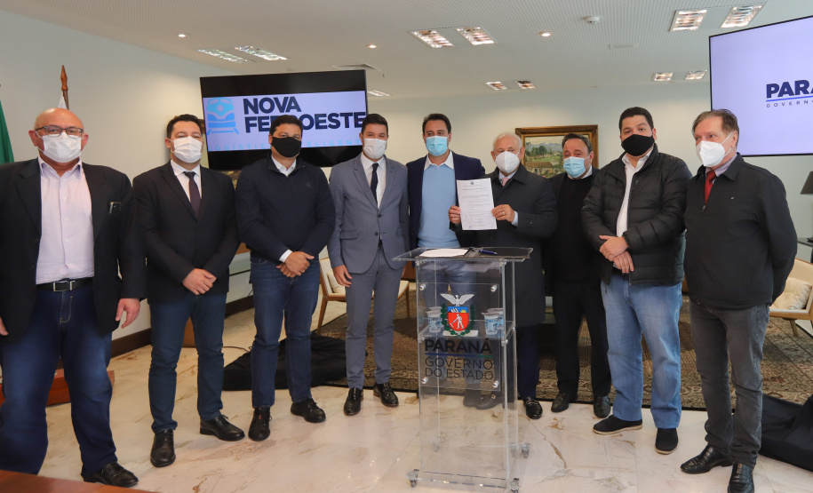 Pec Nova Ferroeste O governador Carlos Massa Ratinho Junior recebe o presidente da Assembleia Legislativa do Paraná, deputado estadual Ademar Traiano, para promulgacão da PEC da Nova Ferroeste. Curitiba, 2/08/2021. Foto: Geraldo Bubniak/AEN