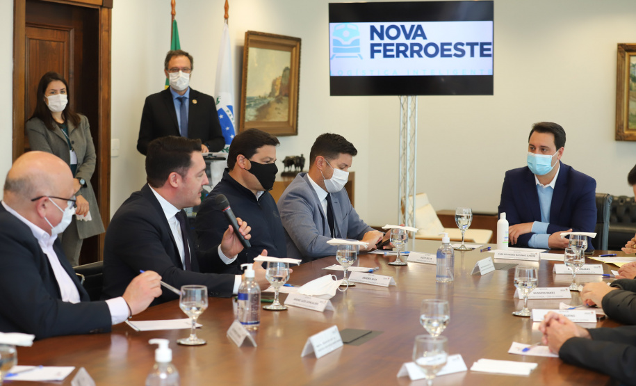 Pec Nova Ferroeste O governador Carlos Massa Ratinho Junior recebe o presidente da Assembleia Legislativa do Paraná, deputado estadual Ademar Traiano, para promulgacão da PEC da Nova Ferroeste. Curitiba, 2/08/2021. Foto: Geraldo Bubniak/AEN