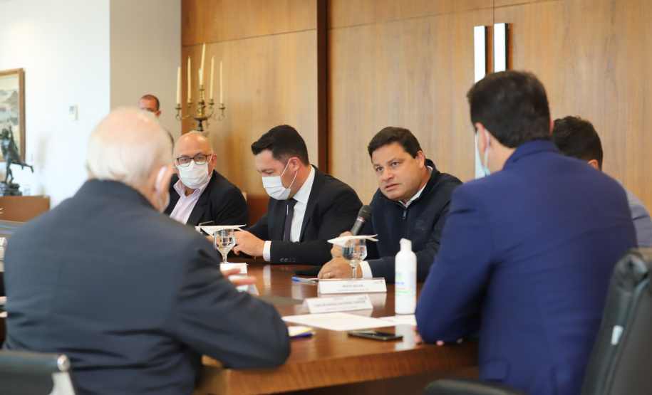 Pec Nova Ferroeste O governador Carlos Massa Ratinho Junior recebe o presidente da Assembleia Legislativa do Paraná, deputado estadual Ademar Traiano, para promulgacão da PEC da Nova Ferroeste. Curitiba, 2/08/2021. Foto: Geraldo Bubniak/AEN