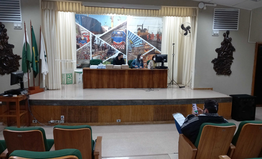 O Departamento de Estradas de Rodagem do Paraná (DER/PR) abriu na sexta-feira (30) as propostas técnicas da licitação do projeto executivo de engenharia de restauração e ampliação da capacidade da PR-463, de Nova Esperança até o entroncamento com a PR-461, na região Noroeste.Foto:DER