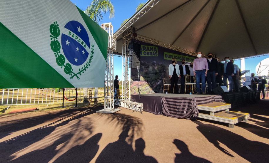 Um dos trechos mais movimentados da BR-277, em Cascavel, na Região Oeste, começou oficialmente a ser requalificado. O governador Carlos Massa Ratinho Junior participou nesta segunda-feira (2) do lançamento da pedra fundamental das obras de duplicação da rodovia. Foto: Jonathan Campos/AEN