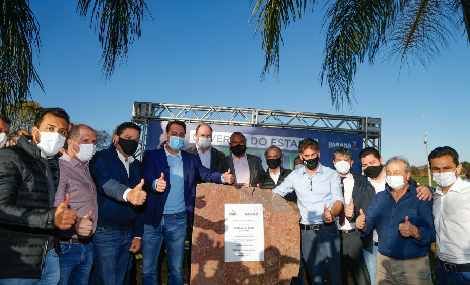 Um dos trechos mais movimentados da BR-277, em Cascavel, na Região Oeste, começou oficialmente a ser requalificado. O governador Carlos Massa Ratinho Junior participou nesta segunda-feira (2) do lançamento da pedra fundamental das obras de duplicação da rodovia. Foto: Jonathan Campos/AEN