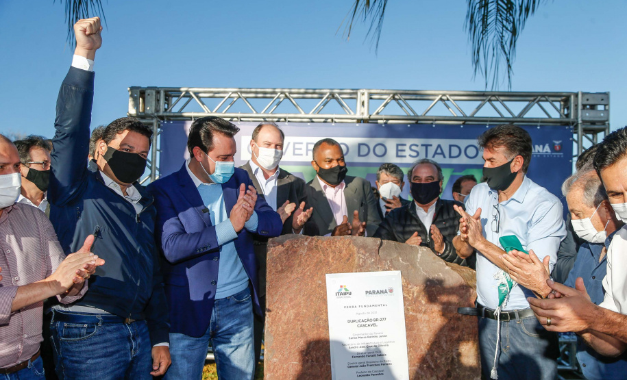 Um dos trechos mais movimentados da BR-277, em Cascavel, na Região Oeste, começou oficialmente a ser requalificado. O governador Carlos Massa Ratinho Junior participou nesta segunda-feira (2) do lançamento da pedra fundamental das obras de duplicação da rodovia. Foto: Jonathan Campos/AEN