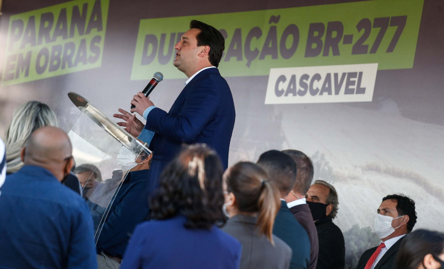 Um dos trechos mais movimentados da BR-277, em Cascavel, na Região Oeste, começou oficialmente a ser requalificado. O governador Carlos Massa Ratinho Junior participou nesta segunda-feira (2) do lançamento da pedra fundamental das obras de duplicação da rodovia. Foto: Jonathan Campos/AEN