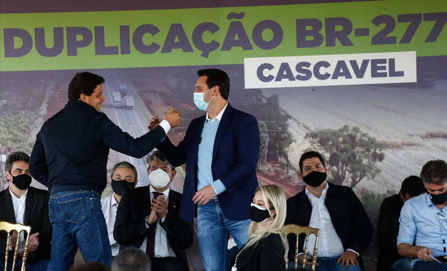 Um dos trechos mais movimentados da BR-277, em Cascavel, na Região Oeste, começou oficialmente a ser requalificado. O governador Carlos Massa Ratinho Junior participou nesta segunda-feira (2) do lançamento da pedra fundamental das obras de duplicação da rodovia. Foto: Jonathan Campos/AEN