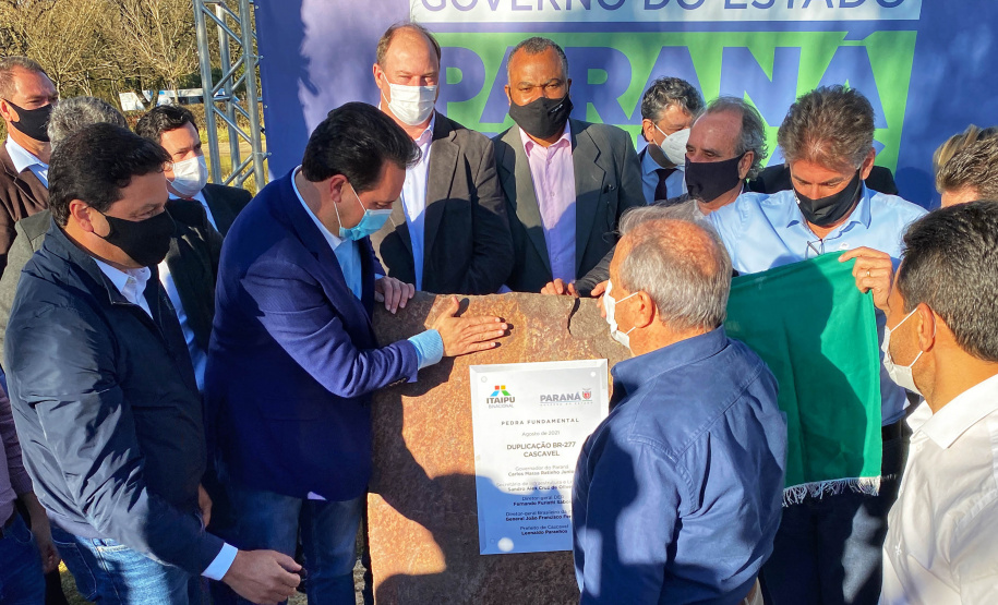 Um dos trechos mais movimentados da BR-277, em Cascavel, na Região Oeste, começou oficialmente a ser requalificado. O governador Carlos Massa Ratinho Junior participou nesta segunda-feira (02) do lançamento da pedra fundamental das obras de duplicação da rodovia.  -  Cascavel, 02/08/2021  -  Foto: José Fernando Ogura/AEN