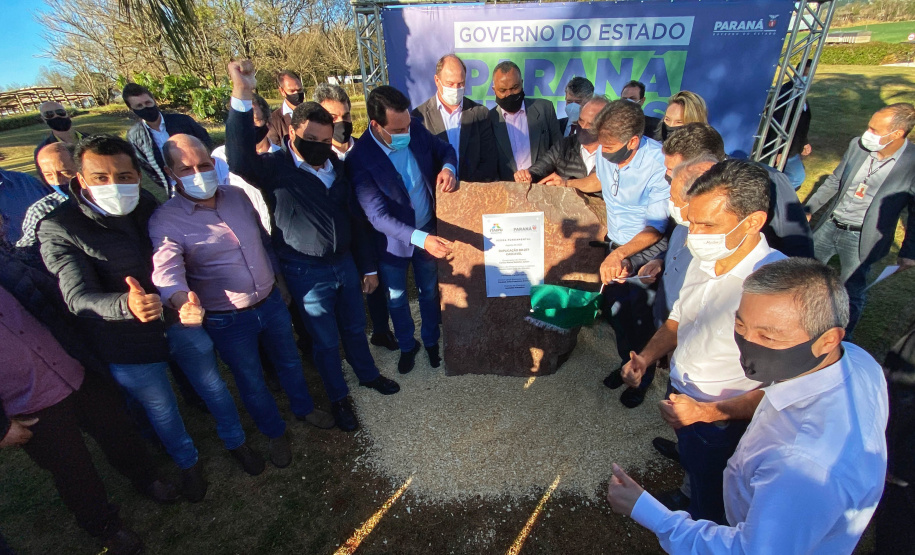 Um dos trechos mais movimentados da BR-277, em Cascavel, na Região Oeste, começou oficialmente a ser requalificado. O governador Carlos Massa Ratinho Junior participou nesta segunda-feira (02) do lançamento da pedra fundamental das obras de duplicação da rodovia.  -  Cascavel, 02/08/2021  -  Foto: José Fernando Ogura/AEN