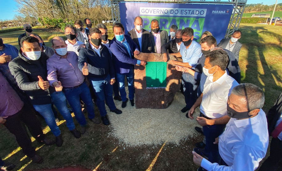 Um dos trechos mais movimentados da BR-277, em Cascavel, na Região Oeste, começou oficialmente a ser requalificado. O governador Carlos Massa Ratinho Junior participou nesta segunda-feira (02) do lançamento da pedra fundamental das obras de duplicação da rodovia.  -  Cascavel, 02/08/2021  -  Foto: José Fernando Ogura/AEN