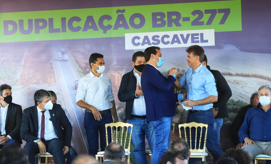 Um dos trechos mais movimentados da BR-277, em Cascavel, na Região Oeste, começou oficialmente a ser requalificado. O governador Carlos Massa Ratinho Junior participou nesta segunda-feira (02) do lançamento da pedra fundamental das obras de duplicação da rodovia.  -  Cascavel, 02/08/2021  -  Foto: José Fernando Ogura/AEN