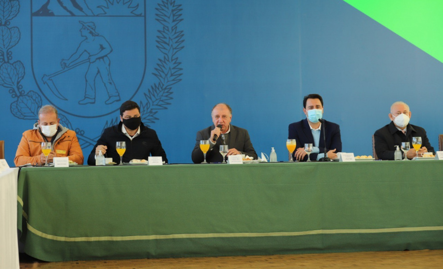 O Governo do Paraná mantém o ritmo na atenção aos Municípios. Os trabalhos do segundo semestre começaram com o governador Carlos Massa Ratinho Junior e secretários de Estado recebendo prefeitos que integram a Associação dos Municípios dos Campos Gerais (AMCG) para um café da manhã, no Salão de Atos do Palácio Iguaçu. Foto:SEDU