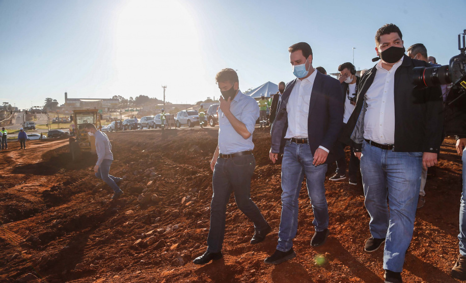 Mais uma grande obra de infraestrutura em Cascavel, no Oeste do Paraná, deve sair do papel nos próximos meses. O governador Carlos Massa Ratinho Junior e diretor técnico Executivo Itaipu Binacional, Celso Vilar Torino, lançaram nesta segunda-feira (2) a pedra fundamental da duplicação do Contorno Oeste, que conecta a BR-277 à BR-163. Foto: Jonathan Campos/AEN