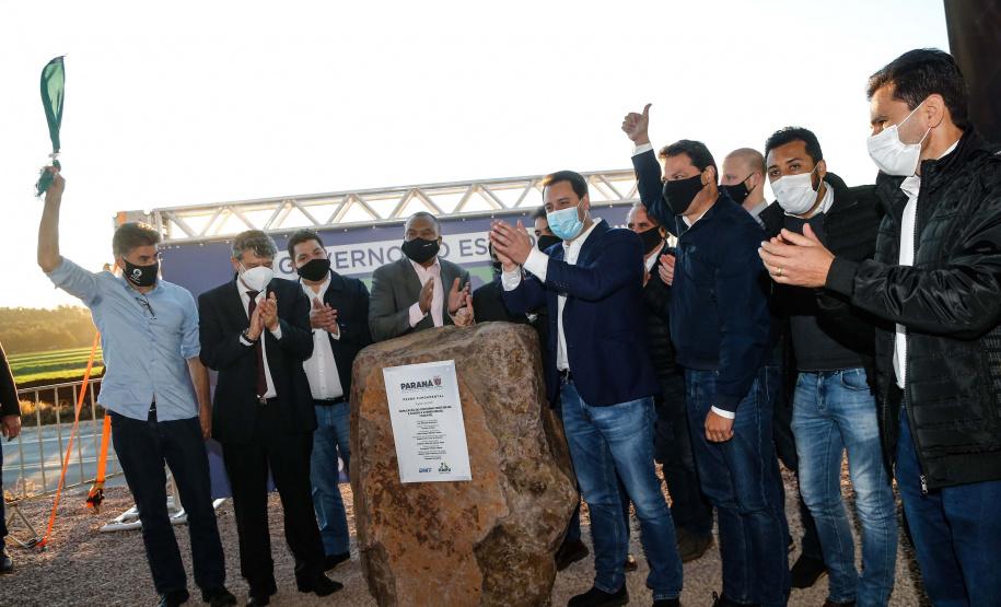 Mais uma grande obra de infraestrutura em Cascavel, no Oeste do Paraná, deve sair do papel nos próximos meses. O governador Carlos Massa Ratinho Junior e diretor técnico Executivo Itaipu Binacional, Celso Vilar Torino, lançaram nesta segunda-feira (2) a pedra fundamental da duplicação do Contorno Oeste, que conecta a BR-277 à BR-163. Foto: Jonathan Campos/AEN