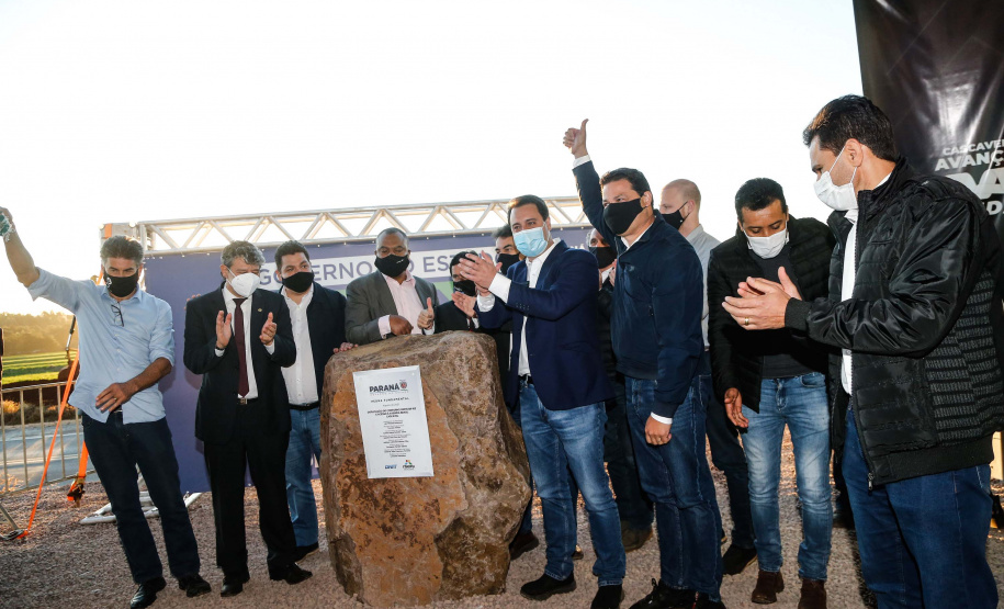 Mais uma grande obra de infraestrutura em Cascavel, no Oeste do Paraná, deve sair do papel nos próximos meses. O governador Carlos Massa Ratinho Junior e diretor técnico Executivo Itaipu Binacional, Celso Vilar Torino, lançaram nesta segunda-feira (2) a pedra fundamental da duplicação do Contorno Oeste, que conecta a BR-277 à BR-163. Foto: Jonathan Campos/AEN