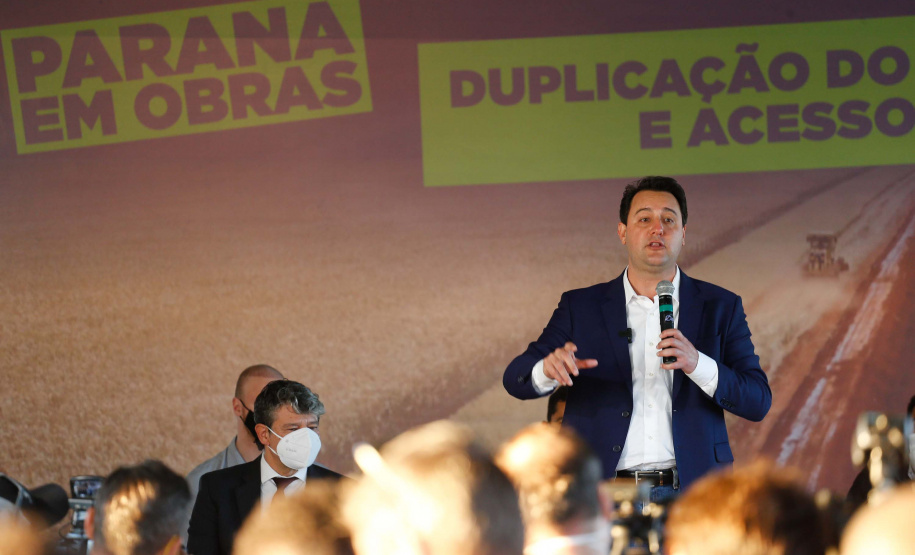 Mais uma grande obra de infraestrutura em Cascavel, no Oeste do Paraná, deve sair do papel nos próximos meses. O governador Carlos Massa Ratinho Junior e diretor técnico Executivo Itaipu Binacional, Celso Vilar Torino, lançaram nesta segunda-feira (2) a pedra fundamental da duplicação do Contorno Oeste, que conecta a BR-277 à BR-163. Foto: Jonathan Campos/AEN