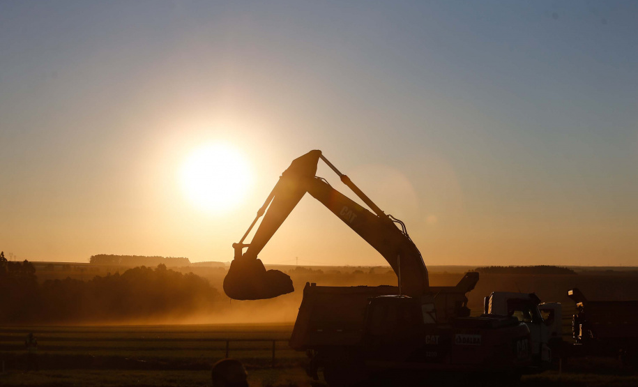 Mais uma grande obra de infraestrutura em Cascavel, no Oeste do Paraná, deve sair do papel nos próximos meses. O governador Carlos Massa Ratinho Junior e diretor técnico Executivo Itaipu Binacional, Celso Vilar Torino, lançaram nesta segunda-feira (2) a pedra fundamental da duplicação do Contorno Oeste, que conecta a BR-277 à BR-163. Foto: Jonathan Campos/AEN