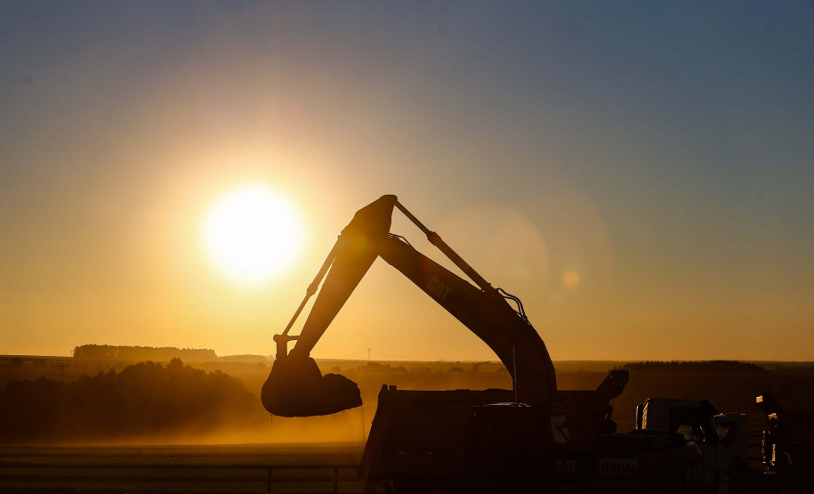 Mais uma grande obra de infraestrutura em Cascavel, no Oeste do Paraná, deve sair do papel nos próximos meses. O governador Carlos Massa Ratinho Junior e diretor técnico Executivo Itaipu Binacional, Celso Vilar Torino, lançaram nesta segunda-feira (2) a pedra fundamental da duplicação do Contorno Oeste, que conecta a BR-277 à BR-163. Foto: Jonathan Campos/AEN