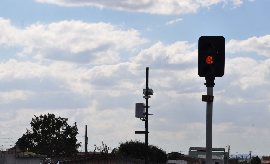 Pensando em novas soluções para otimizar a mobilidade urbana e a segurança do trânsito em Curitiba, a Superintendência de Trânsito (Setran), em parceria com a Rumo e o Departamento de Trânsito do Paraná (Detran-PR), iniciou nesta segunda-feira (2) os testes do projeto “PN Sensoreada”.Foto: Adilson P. Santana/DetranPR