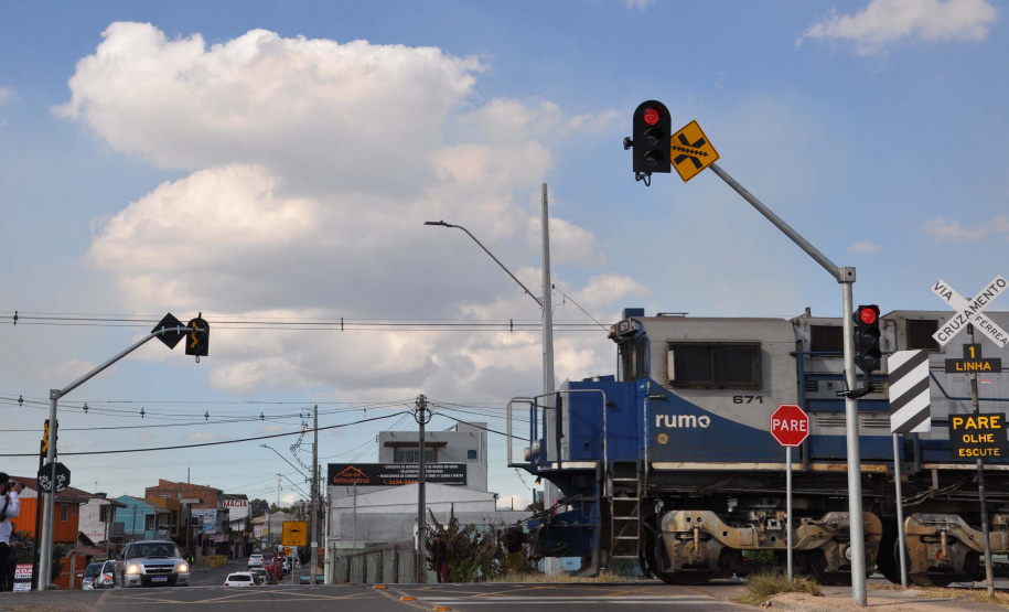 Pensando em novas soluções para otimizar a mobilidade urbana e a segurança do trânsito em Curitiba, a Superintendência de Trânsito (Setran), em parceria com a Rumo e o Departamento de Trânsito do Paraná (Detran-PR), iniciou nesta segunda-feira (2) os testes do projeto “PN Sensoreada”.Foto: Adilson P. Santana/DetranPR
